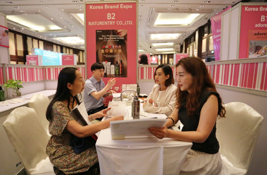 롯데홈쇼핑은 지난 10∼11일 태국 방콕에서 중소기업 해외진출 지원을 위한 '대한민국 브랜드 엑스포'를 진행했다. 이번 행사 프로그램인 수출상담회에서 중소기업 관계자들과 현지 바이어들이 상담하는 모습. <롯데홈쇼핑 제공>